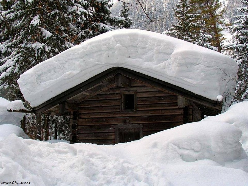 بيت مغطى بالثلج