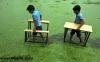 طلاب ينقلون طاولاتهم